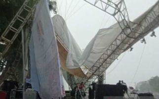Hujan Turun Deras, Atap Panggung Malam Tahun Baru di Magelang Ambruk Jadi Kayak Begini - JPNN.com
