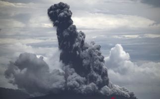 Gunung Anak Krakatau Meletus, Abunya Condong ke Selatan, Jangan Mendekat - JPNN.com