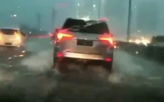 Banjir, Simak Pengalihan Arus dan Penutupan Gerbang Tol - JPNN.com