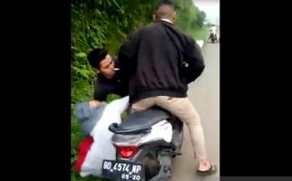 Viral, Seorang Remaja Putri Dibegal Lima Orang di Tengah Jalan - JPNN.com