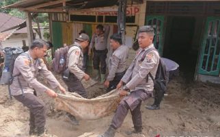 Ratusan Personel Polres Labuhanbatu Dikerahkan Bantu Korban Banjir Bandang - JPNN.com