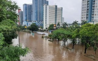 Tanggul Kali Mookevart Jebol, Banjir di Jakarta Barat Makin Parah - JPNN.com
