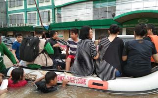 FPI Evakuasi Warga Tionghoa dari Banjir di Bekasi, Nih Fotonya - JPNN.com