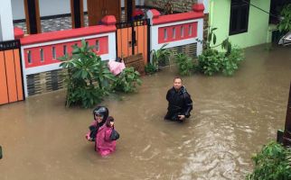 Warga Korban Banjir Minta Pemkot Tangerang Segera Beri Bantuan - JPNN.com