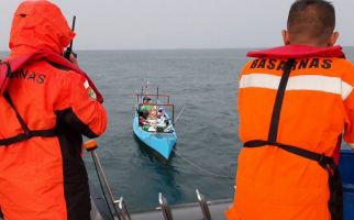 Basarnas Selamatkan 5 Nelayan yang Terombang-ambing di Perairan Pulau Barang Lompo - JPNN.com