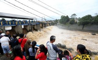 Penjaga Pintu Air Bekasi Lihat Hal Mengejutkan saat Angkut Sampah, Langsung Lari - JPNN.com