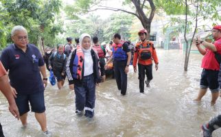 Menaker Ida Terobos Banjir Bekasi - JPNN.com