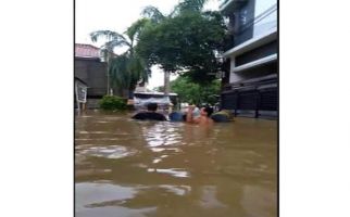 Tolong, Banjir 2 Meter, Warga di Cipondoh Terisolasi Belum Ada Bantuan - JPNN.com