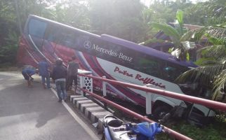 Bus Rombongan Duta Hadis Bengkulu Nyaris Masuk Jurang di Lampung - JPNN.com