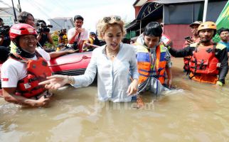 Cerita Nikita Mirzani Temui Korban Banjir - JPNN.com