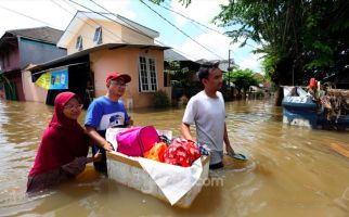 Petugas Temukan Dua Jenazah Diduga Korban Banjir di Jakarta Barat - JPNN.com