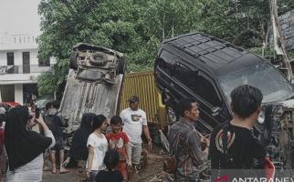 Warga Bersih-bersih Rumah, Berharap Hujan Tak Turun Lagi - JPNN.com