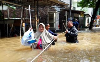 Ada Temuan, Ternyata Bantuan untuk Korban Banjir Dimasukkan Lagi ke Gudang - JPNN.com