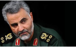 Ribuan Orang Berpakaian Hitam Sambut Jenazah Qassem Soleimani di Iran - JPNN.com