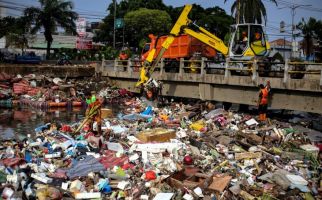 Di Pintu Air Manggarai Ada Sampah Kasur dan Kayu Gelondongan - JPNN.com