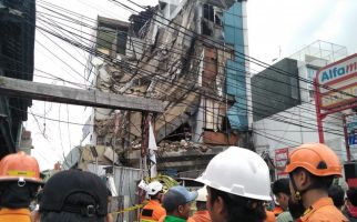 Gedung 5 Lantai di Palmerah Roboh, 3 Orang Terluka - JPNN.com