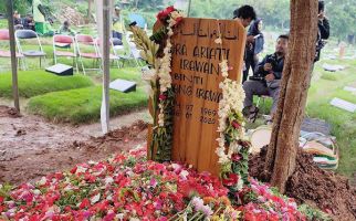 Hujan Mengiringi Pemakaman Ria Irawan - JPNN.com