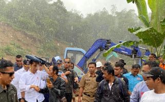 Jokowi Diguyur Hujan Saat Tinjau Penanganan Bencana Banjir di Sukajaya - JPNN.com