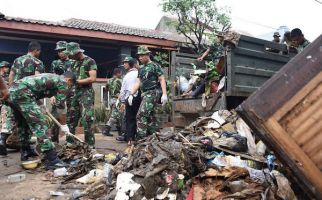 500 Prajurit TNI Bantu Bersihkan Sampah Sisa Banjir di Cibitung - JPNN.com