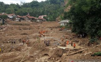 Jasad Saroh, Cici dan Amri Masih Tertimbun Longsoran Tanah - JPNN.com