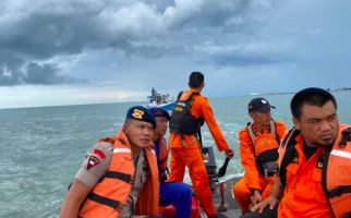 Mesin Kapal Mati, Lima Nelayan Terjebak di Tengah Laut - JPNN.com