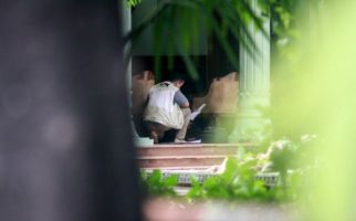 Penyidik KPK Bawa Koper Biru saat Geledah Rumah Dinas Bupati Sidoarjo - JPNN.com