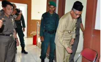 Bupati Nagan Raya Jalani Tes Urine - JPNN.com