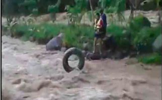 Aksi Heroik Kepala Desa Terjun ke Sungai Selamatkan Warganya yang Terseret Arus - JPNN.com