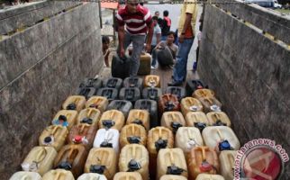 Polisi Tahan Penimbun BBM dan Bongkar Lokasi Penyimpanan Minyak Ilegal - JPNN.com