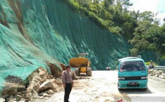 Jalan Raya Bandung-Cianjur Bisa Dilalui Pascalongsor - JPNN.com