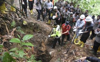 TNI-Polri Tutup Puluhan Lokasi Penambang Emas Ilegal di Bogor - JPNN.com