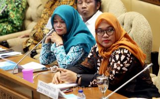 Bertemu Menteri Tjahjo, Bu Titi Serahkan Bahan Pertimbangan Honorer K2 - JPNN.com