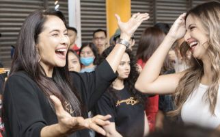 Cerita Maudy Koesnaedi Pertama Kali Naik KRL - JPNN.com
