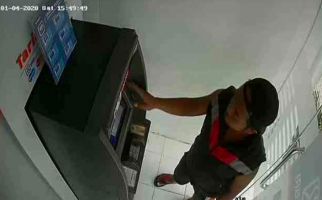 Curi Dompet di ATM, Tak Sadar Aksi Terekam CCTV - JPNN.com