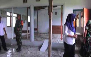 Sekolah Baru Diperbaiki dengan Dana Rp 300 Juta dari APBD, Sekarang Sudah Ambruk - JPNN.com