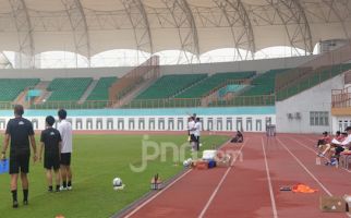 Shin Tae Yong Duduk Santai Saat Gong dan Indra Sjafri Beri Instruksi - JPNN.com