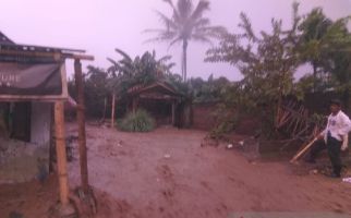 Banjir dan Puting Beliung Merusak Rumah Warga di Garut - JPNN.com