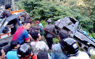 Kronologi Pikap Pengangkut Daging Sapi Terjun ke Jurang di Cianjur - JPNN.com