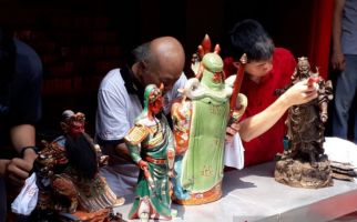 Ritual Mandi Rupang, Pembersihan Arca Dewa-dewi dan Altar - JPNN.com