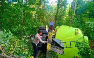 Truk Tangki Pengangkut CPO Masuk Jurang di Gunung Paro, Satu Orang Tewas - JPNN.com