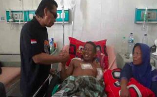 Coba Selamatkan Motor, Pria Ini Terluka Parah Dibacok Begal Sadis - JPNN.com