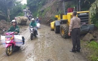 Sempat Terputus Akibat Longsor, Jalur Bandung-Cianjur Selatan Kini Sudah Bisa Dilalui Kendaraan - JPNN.com