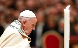 Akun Resmi Paus Fransiskus Beri Like ke Foto Model Seronok, Vatikan Kelabakan - JPNN.com
