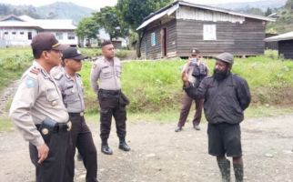 Personel Polres Tolikara Sambangi Warga di Kampung Kogimasi, Nih Tujuannya - JPNN.com