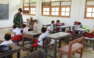 Sekolah Hanya Punya 3 Guru PNS, 1 Honorer, Prajurit TNI Turun Tangan - JPNN.com