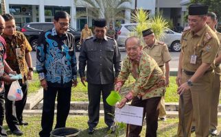 Memperkuat Kalimantan Sebagai Paru-paru Dunia, Syarief Hasan MPR RI Tanam Pohon - JPNN.com