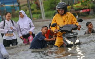 Hujan Sebentar, Kota Tangerang Sudah Dikepung Banjir - JPNN.com