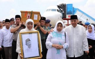 Wajah Sendu Khofifah Saat Membawa Foto Gus Sholah - JPNN.com