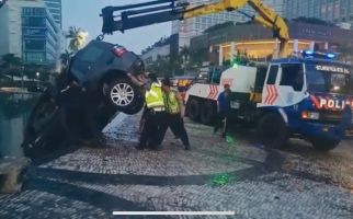 Land Rover Tabrak Trotoar dan Masuk Kolam Bundaran HI - JPNN.com