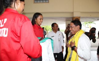 Tiba di Ambon, Menpora Dapat Pengalungan Selendang Tenun Tanimbar dari Atlet Cabang Dayung - JPNN.com